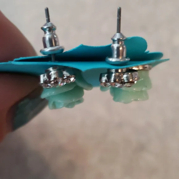 Mint color flower earrings - Picture 3 of 4